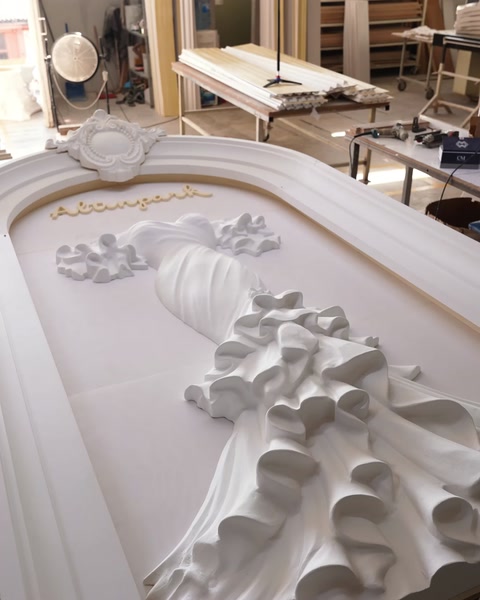 Kemer üzerinde gelinlik rölyef figürü detayı görünüyor