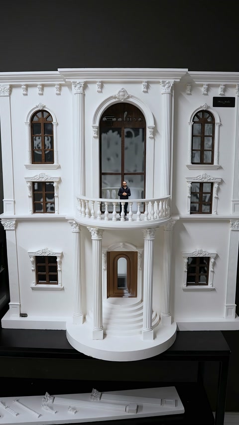 Pencere söveleri, sütunlar ve balkon içeren yapının bütünü görülüyor