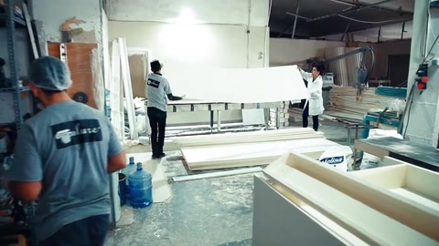 Geniş atölyede uzun söve profillerinin işlendiği üretim bölümü