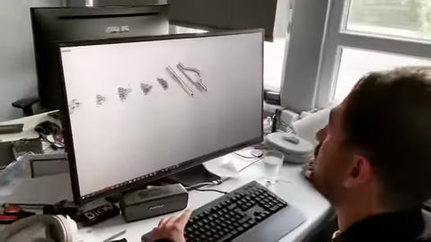 Ekranda dekoratif pencere profillerine ait farklı tasarım çizimleri görülüyor.