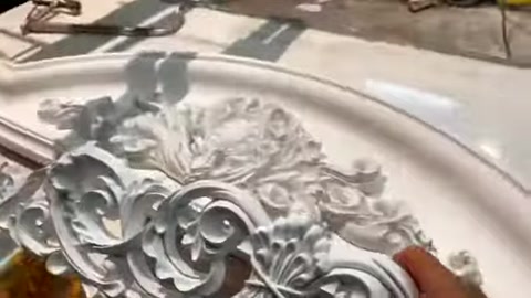 Atölye tezgâhında kabartmalı dekoratif poliüretan profil detayları görülüyor.