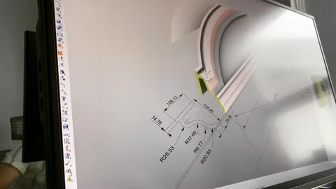 Kavisli pencere sövesinin ölçülü teknik çizimi bilgisayar ekranında yer alıyor.