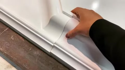 Usta, üretilen pencere sövesinin profil detaylarını kontrol ediyor.