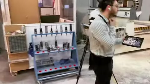 Çalışan, üretim alanında malzeme ve dijital üretim sürecini takip ediyor.