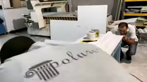 Çalışan, poliüretan dekoratif elemanın kenar ve motif detaylarını işliyor.