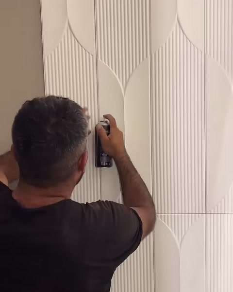 Usta, panel yüzeyindeki birleşim hattına hızlı yapıştırıcı uyguluyor