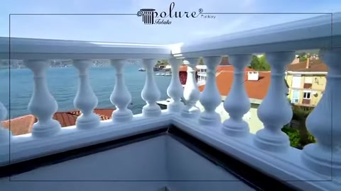 Teras çevresindeki beyaz dekoratif korkuluk elemanlarının yakın görünümü