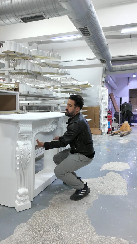 Şömine çerçevesinin süslü yan ayağı paketleme öncesinde gösteriliyor