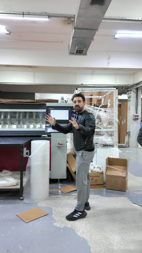 Paketleme makinesinin kontrol bölümü çalışma alanında ayrıntılı tanıtılıyor