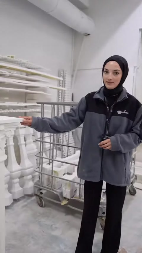 Raflar ve sütun parçaları yanında üretim bölümünün genel görünümü