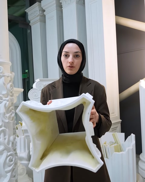 Kıvrımlı volüt detayları bulunan büyük sütun başlığı sergileniyor