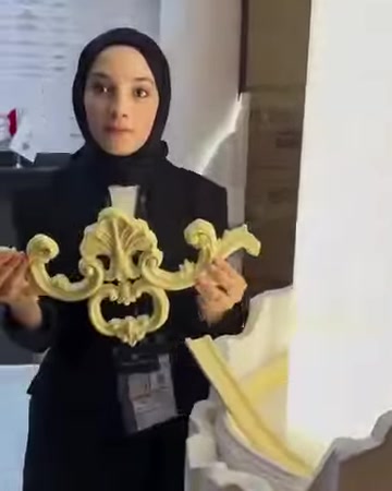 Poliüretan süsleme örneği, beyaz profil standı yanında sunuluyor