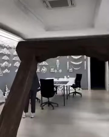 Ahşap dokulu iki dikme ile yatay kirişin önden görünümü