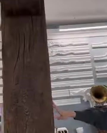 Koyu kahverengi kütük yüzeyindeki doğal ahşap damar dokusu