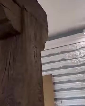 Dikey kütük ile oyuntulu üst bağlantı parçasının detay görünümü