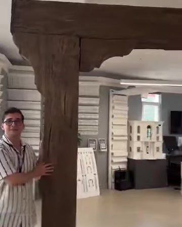 Kütük görünümlü dikme ve kiriş sisteminin showroom içindeki bütünü
