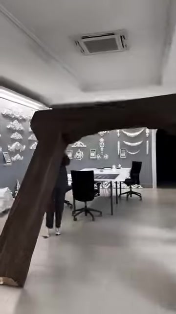 Dekoratif kütük dikmeleri ve üst kirişin önden görünümü