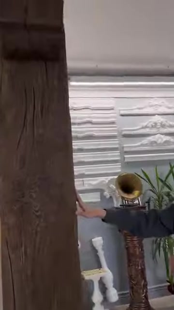 Dikey kütük üzerindeki budaklı ahşap dokusunun yakın detayı