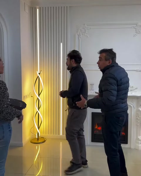 Dikey çıtalı duvar paneli önünde dekorasyon seçenekleri değerlendiriliyor