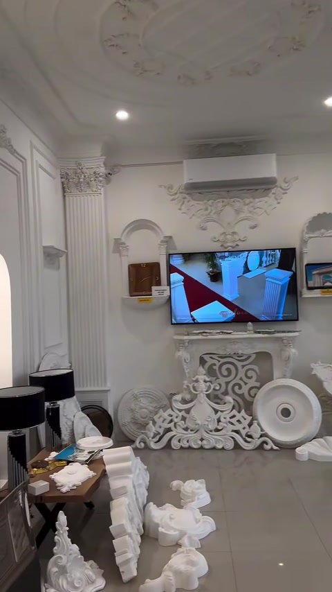 Duvar motifleri ve çeşitli dekoratif parçalar showroomda sergileniyor