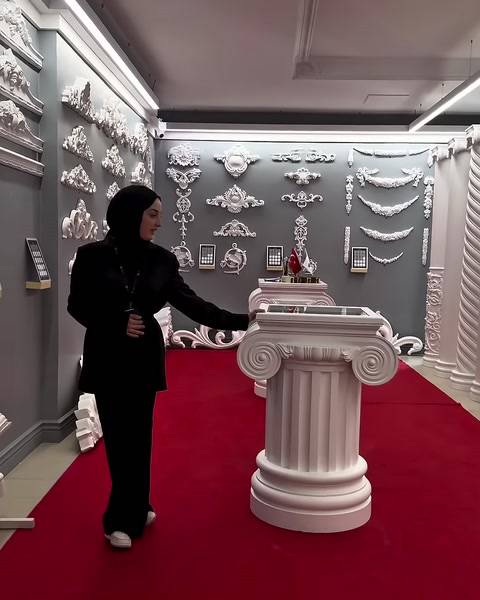 Sunucu sütun başlığının kıvrımlı dekoratif detaylarını işaret ediyor