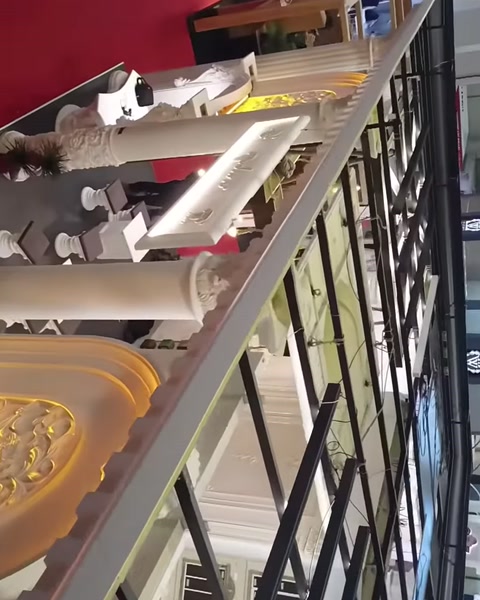 Dekoratif korkuluk elemanları ve sütun başlıkları birlikte sergileniyor