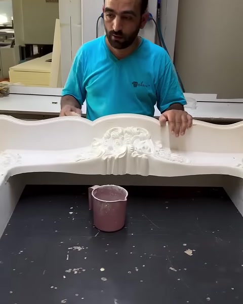 Çiçek kabartmalı üst bölüm ile dikey kenarlar birlikte inceleniyor.