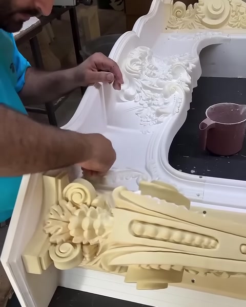 Beyaz kabartmalı üstlük ile krem renkli motif detayı yan yana.