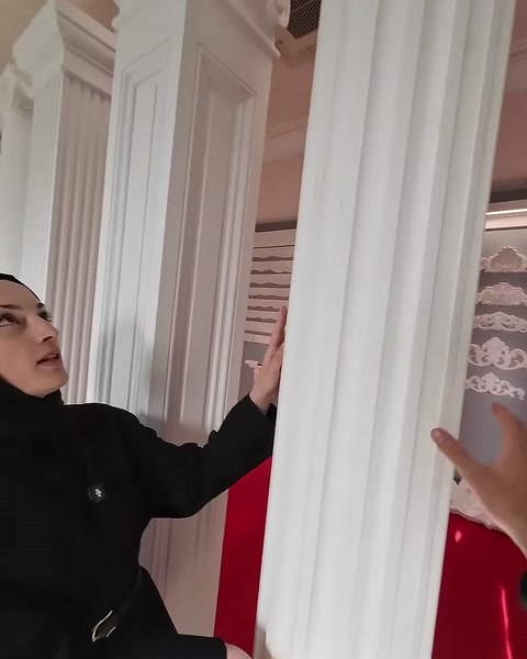 Farklı kalınlıklardaki yivli sütun gövdeleri yakından karşılaştırılıyor