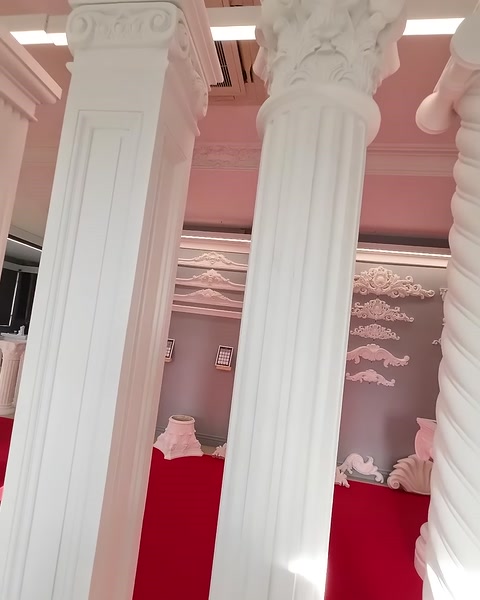 Kare pilaster ve klasik sütun başlıkları aynı alanda sergileniyor