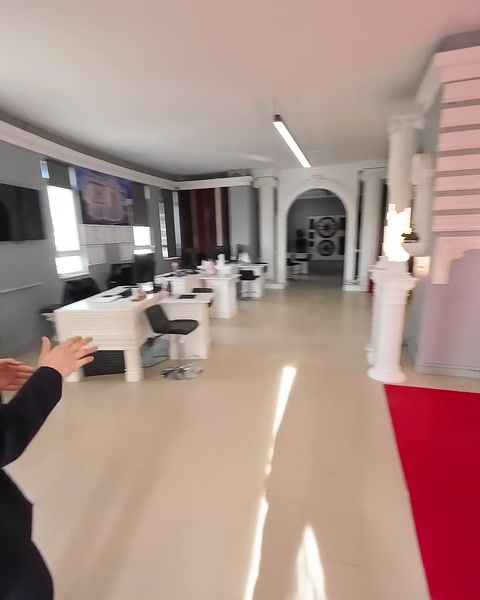 Showroomun masa, sütun ve dekoratif ürünlerle düzenlenen genel görünümü