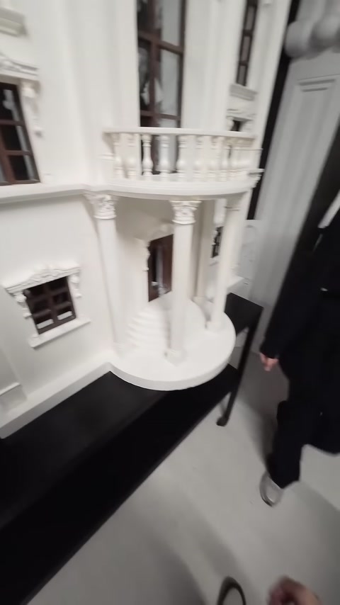 Sütunlu cephe maketi, dekoratif pencere ve balkon elemanlarını gösteriyor.