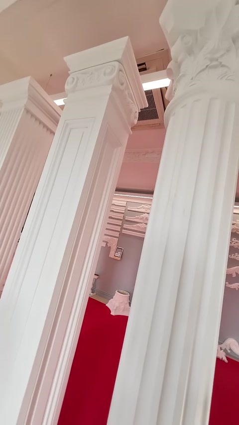 Yivli sütunların başlık ve uzun gövde ayrıntıları alttan görülüyor.