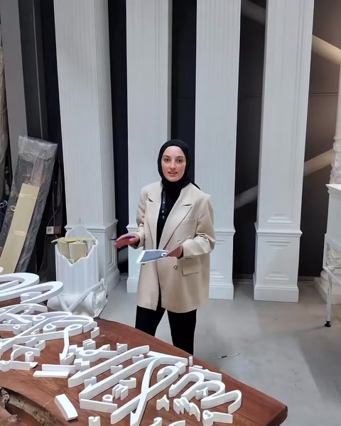 Masa üzerine sıralanmış CNC işleme alınan beyaz tabela harfleri