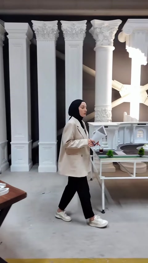 Kontrolü tamamlanan özel üretim parçalar atölyede inceleniyor