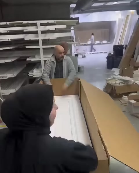 Uzun beyaz dekoratif profiller karton kutuya yan yana diziliyor