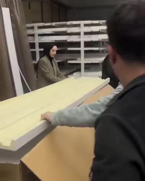 Sarı renkli profil kesiti paketleme sırasında yakından gösteriliyor