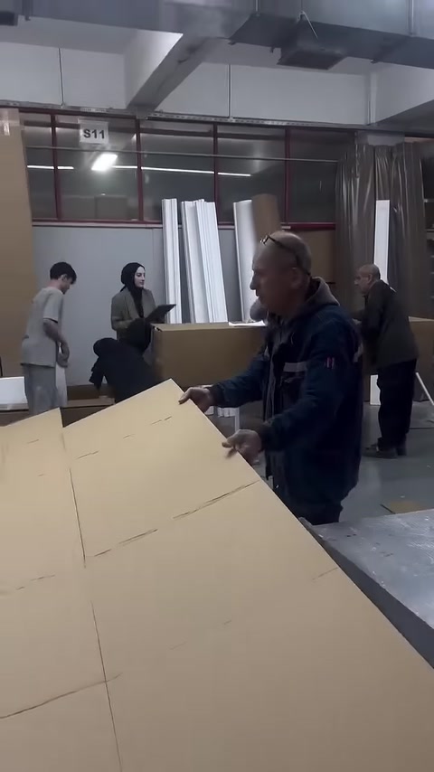Geniş karton levhalarla ürünler için ambalaj kutusu hazırlanıyor