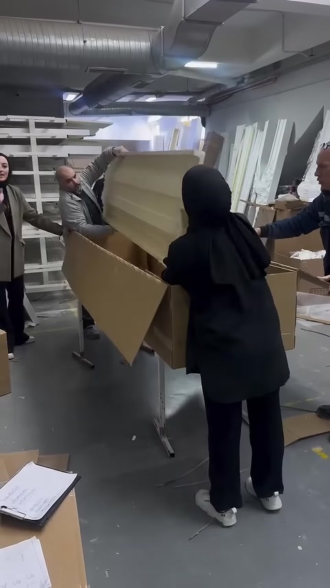 Geniş kartonpiyer profili uzun sevkiyat kutusuna yerleştiriliyor