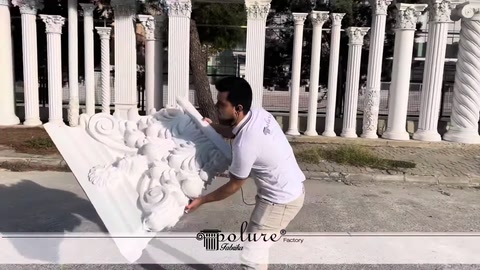 Yakın planda akantus desenli beyaz klasik sütun başlığı