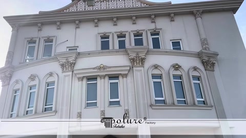 Beyaz yapının katlarındaki klasik mimari cephe detayları