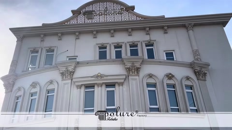 Bina çatısı ve üst katındaki dekoratif dış cephe elemanları