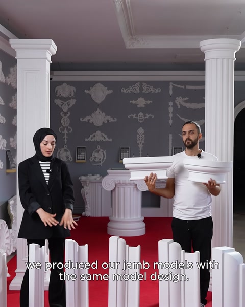 Kadın ve erkek sütun başlığına uygun söve modelini tanıtıyor