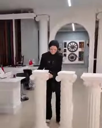 Farklı başlık ve gövdelere sahip sütun sehpalar birlikte sunuluyor