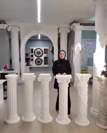 Beyaz poliüretan sehpa ve sütun modelleri showroomda sıralanıyor