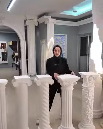 Sunucu, geniş tablalı burgulu sehpanın arkasında ürünü tanıtıyor