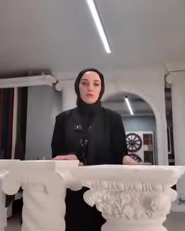 Geniş tabla ve süslü başlık detayları yakından gösteriliyor