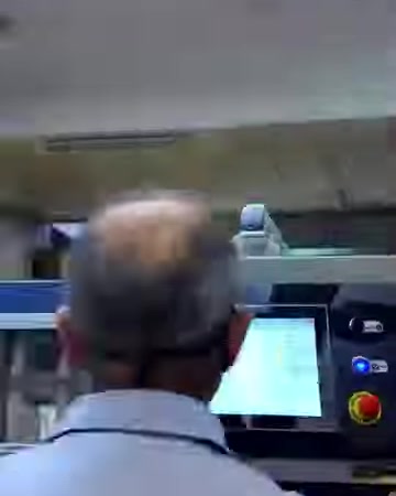 Üretim makinesinin kontrol ekranı operatör tarafından kullanılıyor