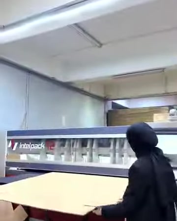 Beyaz dekoratif parçalar üretim makinesinde sıra halinde işleniyor