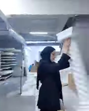 Uzun burgulu sütun modeli üretim alanında elle taşınıyor